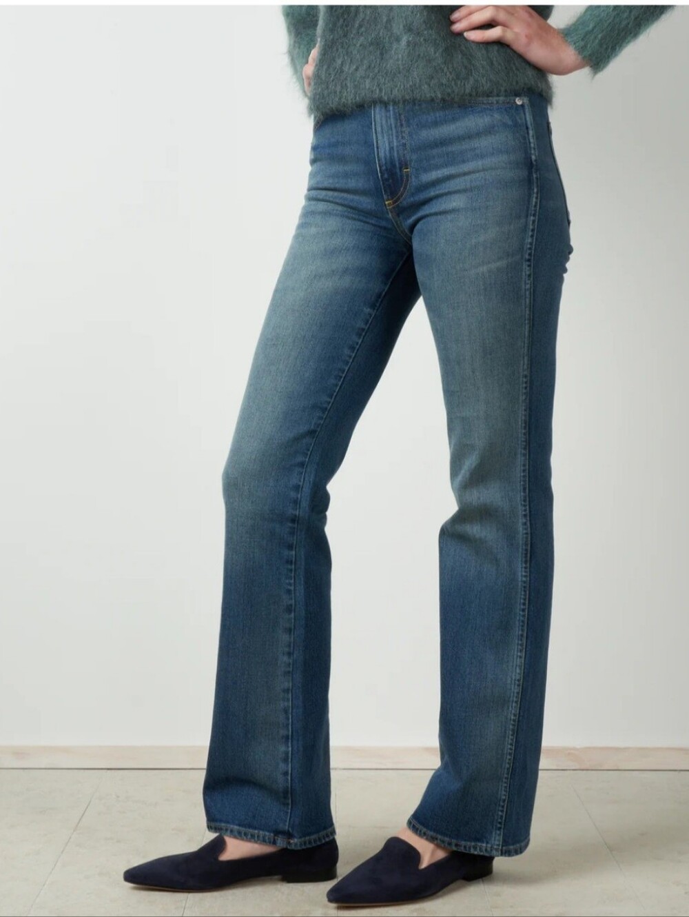 AMO High-Rise Kick Jeans in Stargazer. Size 28